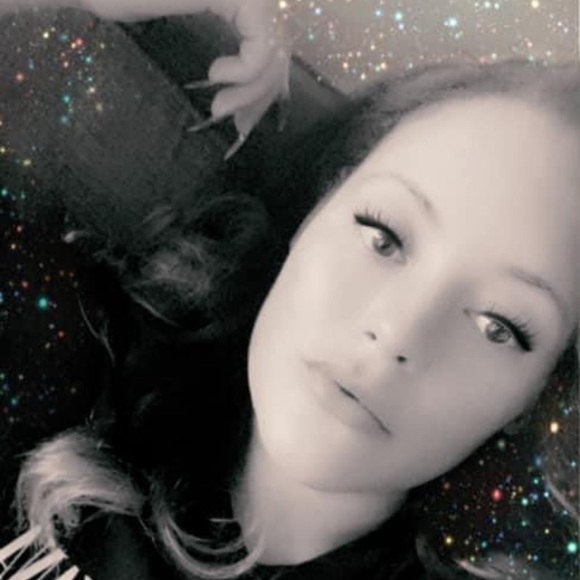 Meet your Posher, Erika - Picture 2 of 3